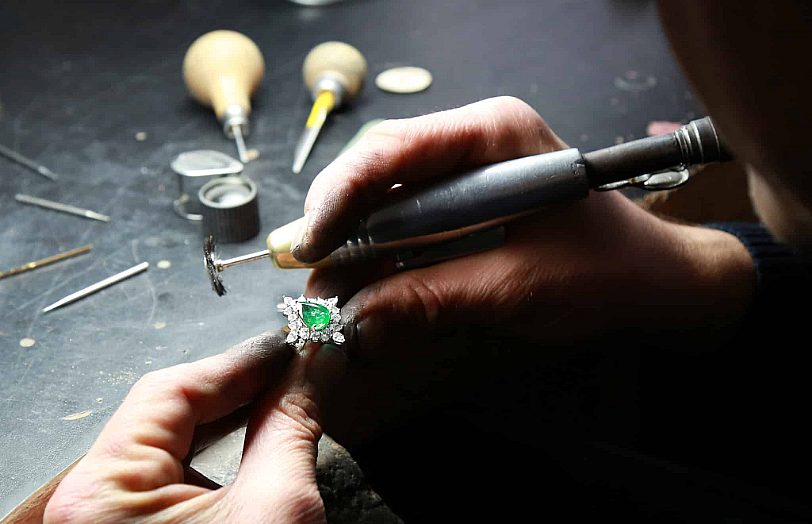 Repararea și fabricarea bijuteriilor.